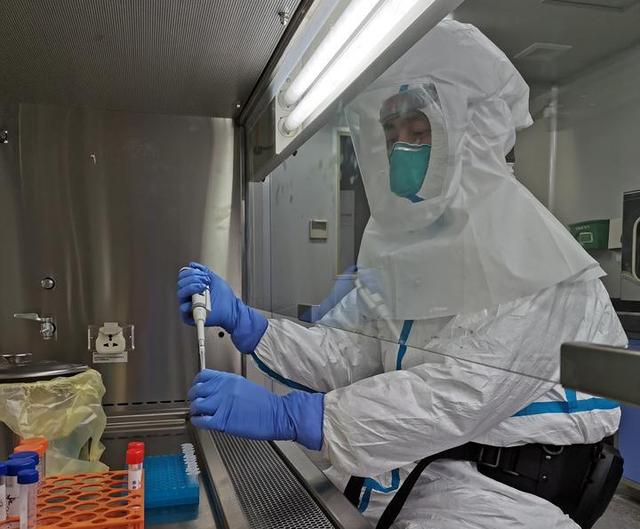 “团队每个人都在坚守，没一人退缩！”走近新冠病毒“捕手”的中秋节