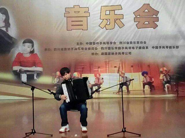 新青年·上封面｜视障手风琴演奏家博史尼撒：死磕到底！成“未来手风琴的希望”