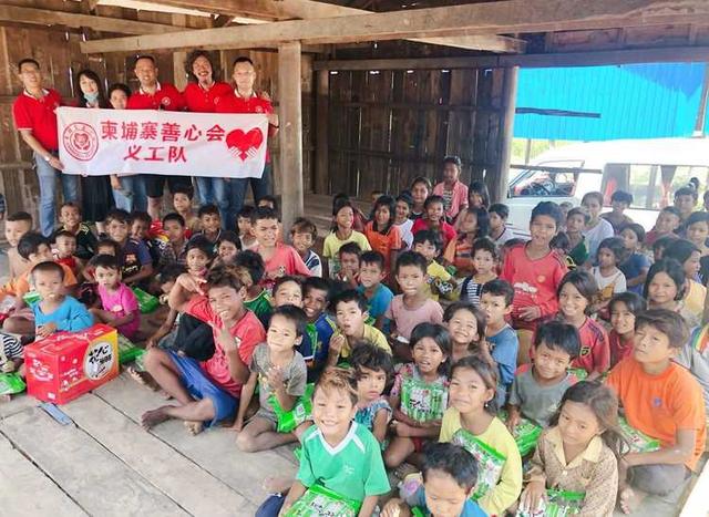 一群活跃在柬埔寨偏远乡村的中国人