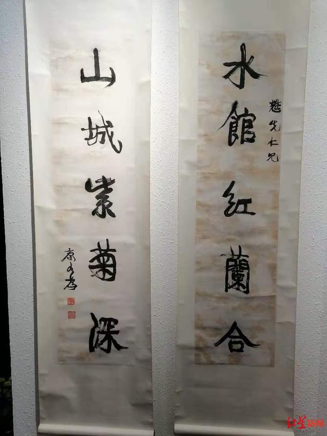 街边“胶囊美术馆”仅四平米，展出着康有为、谢无量等名家书画精品