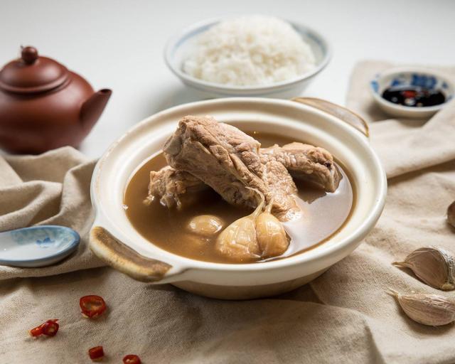 马来西亚的“肉骨茶”，美食辉煌背后，是南洋华人的辛酸历史