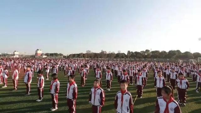 做文明人，讲文明话----湖北咸宁鲁迅学校升旗仪式