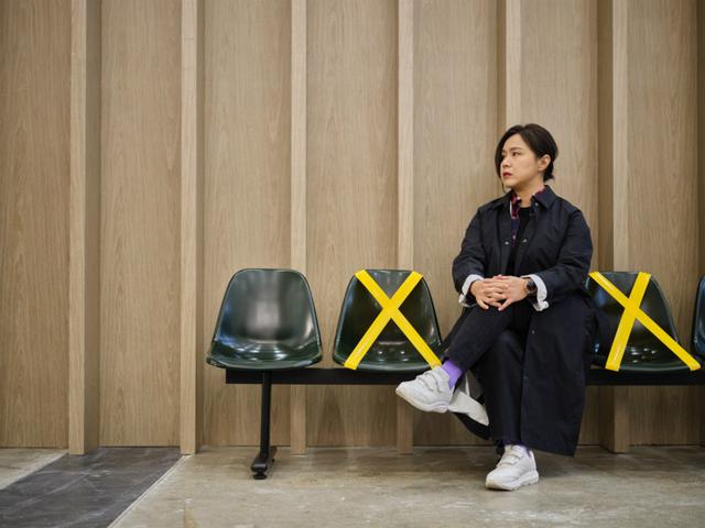 曹斐与《不安之岛》：当确定性已成奢侈，艺术家如何阐释疫情之下的封闭与不安？