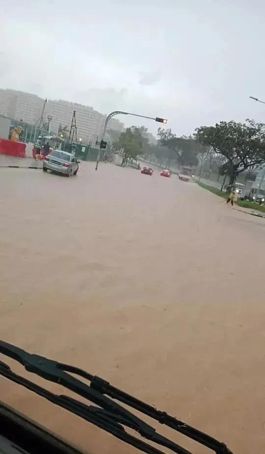 黑云压城！大雨似海啸来袭！新加坡进入雨季了吗？