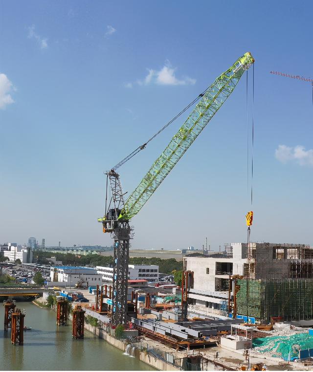 勇闯科技无人区！中联重科全球最大吨位动臂塔上海施工首秀