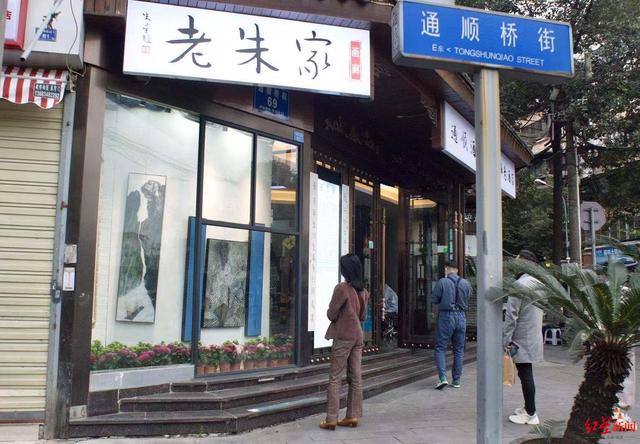 街边“胶囊美术馆”仅四平米，展出着康有为、谢无量等名家书画精品