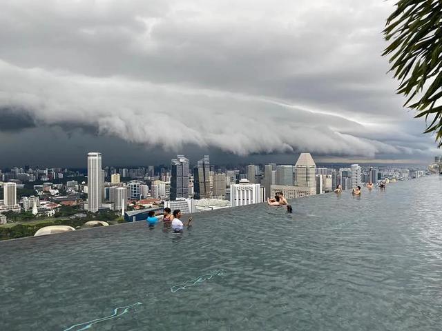 黑云压城！大雨似海啸来袭！新加坡进入雨季了吗？