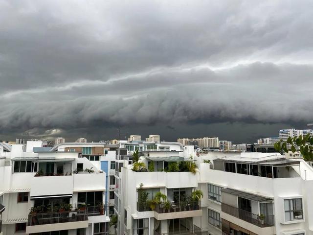 黑云压城！大雨似海啸来袭！新加坡进入雨季了吗？