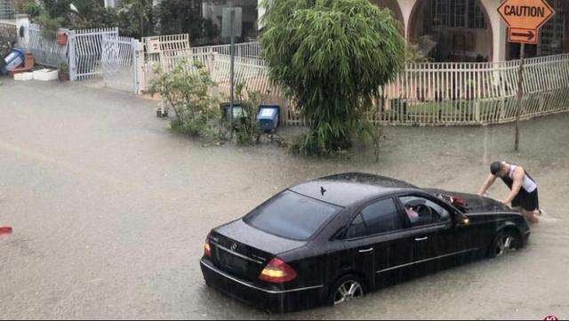 暴雨袭击新加坡多地 降雨量超过同期平均值