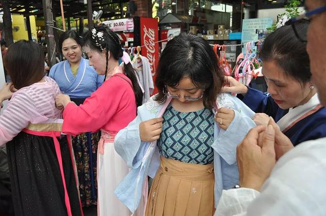 新加坡上演徐州文化旅游嘉年华，民众穿汉服体验云龙山水、徐州烙馍……