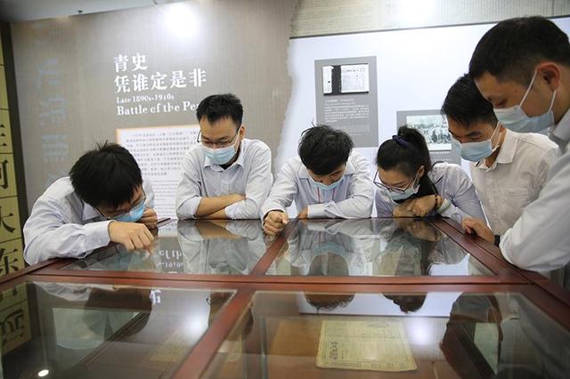 “新加坡早期中文报业史”展览中山开幕，展出百幅珍贵图文