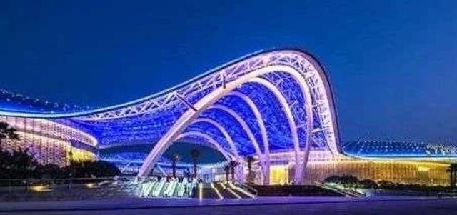 坐拥百亿市场的免税行业，格局迎变？