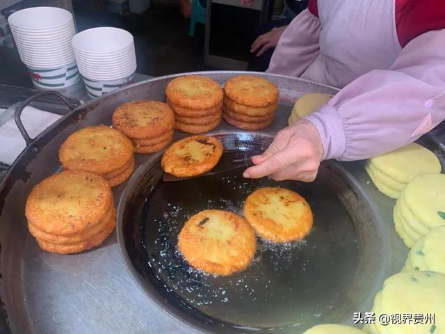 在贵阳35年的手工洋芋粑，好香，看见泡菜蘸水时，我流出了口水