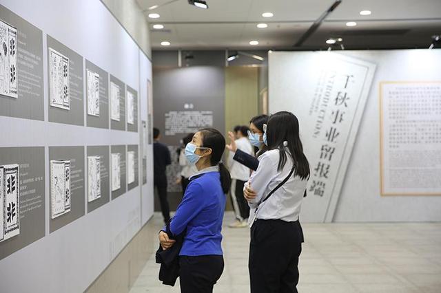 “新加坡早期中文报业史”展览中山开幕，展出百幅珍贵图文