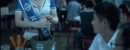 新加坡啤酒妹私吞零钱遭举报，文末有彩蛋