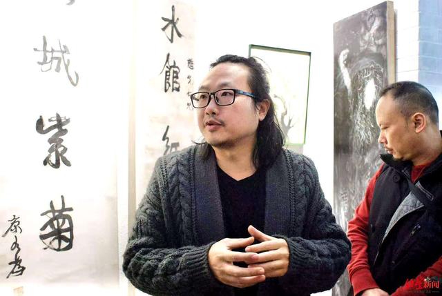 街边“胶囊美术馆”仅四平米，展出着康有为、谢无量等名家书画精品