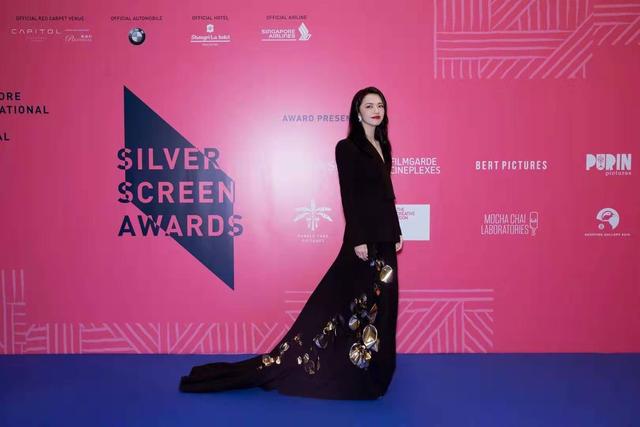 姚晨黑天鹅造型真香，“步步生花”拖地裙绝了，秀恩爱也胆大了