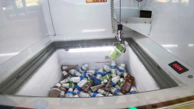 新加坡超火的冰淇淋自动售卖机，口味齐全，像抓娃娃机一样