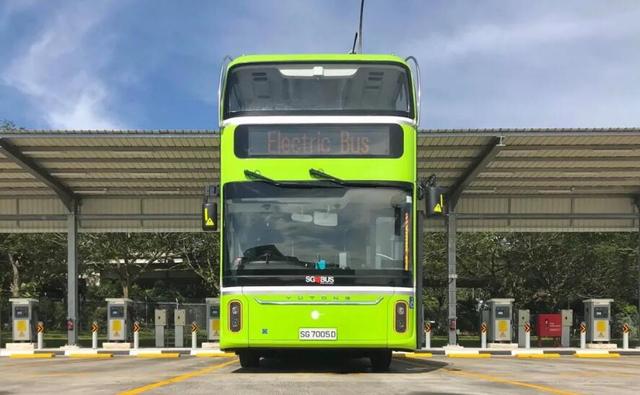 中国进口新加坡双层巴士白天坐挺正经，晚上坐为何总想蹦迪？