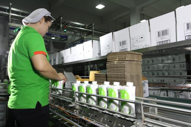 专业买家不“拿来”，这颗泰国进口椰青升级成椰子水、椰奶，被注入的竟是……