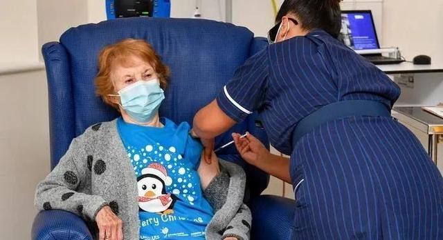 英国今日开打疫苗，90岁奶奶成全球第一人，女王也在排队