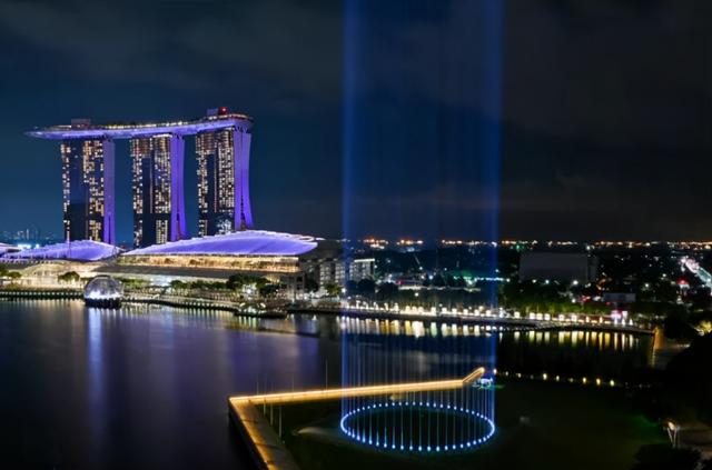 新加坡2021年跨年预热亮灯首秀，唯美光束闪耀希望