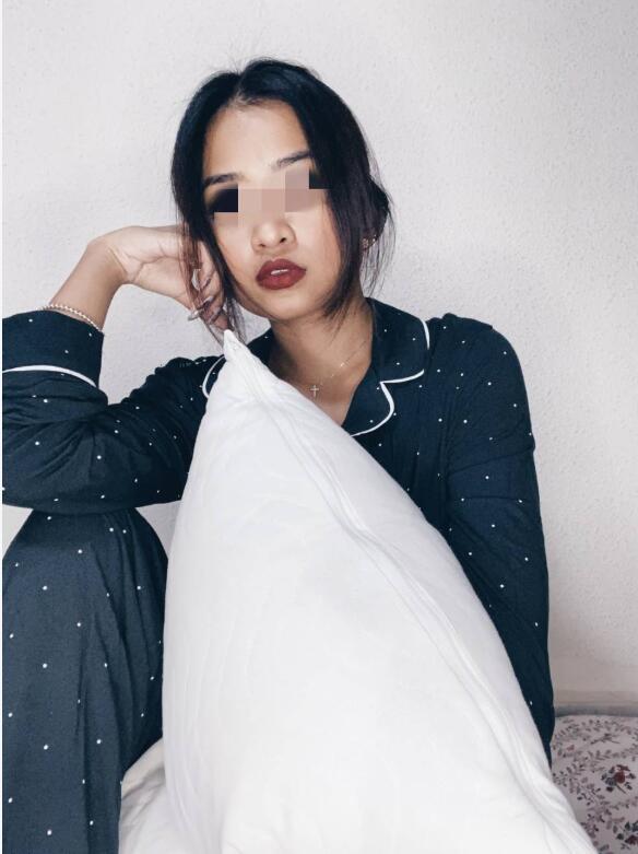 新加坡女网红圈兴起摆S卖“原味枕头”风，这么多？当床用？