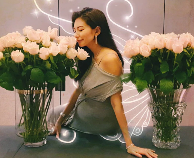 向佐前女友近况曝光，挺5月孕肚状态不输郭碧婷，二婚嫁百亿富商