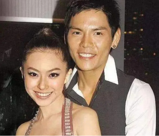 向佐前任二婚嫁富商，过亿豪宅超奢华，怀二胎美貌仍不输郭碧婷