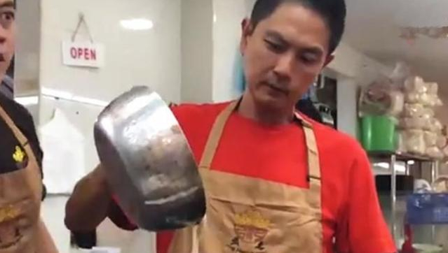 52岁童年男神面临瘫痪，艰难开店讨生活，近况惹人心酸