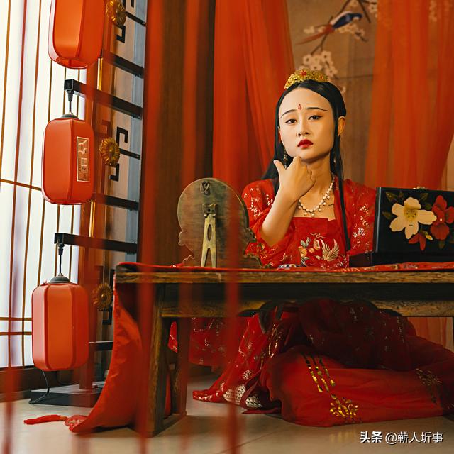 上联：挑灯帘黛，夜静月寒莲枕梦