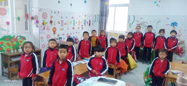 寒冬里的温暖——新加坡华侨黄金春为埭头淇沪小学学生捐赠校服