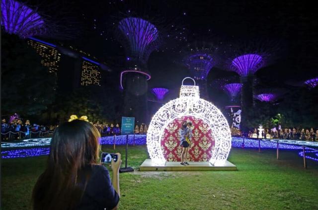 新加坡滨海湾花园圣诞仙境美翻了，连“财神爷”都来站台