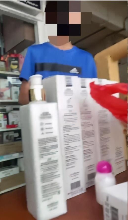 新加坡博主直播，一娃娃突然闯入直播间买烟