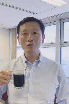 李显龙总理亲自打卡“敬一杯”挑战，喝口水换种语言的杯子走火