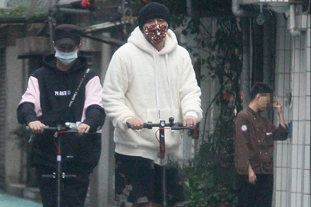 41岁周杰伦和友人踩滑板车出门，活力满满少年感十足