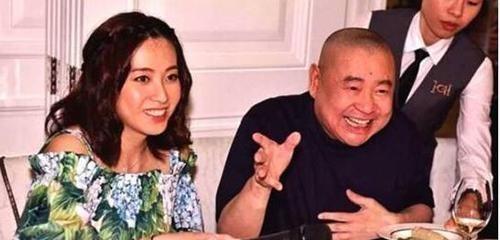 香港“新”女首富，相当于3个甘比，账上躺着1000亿，二婚嫁司机