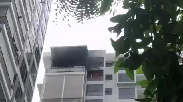 新加坡公寓突发大火，网友大赞：邻居救火的样子真帅