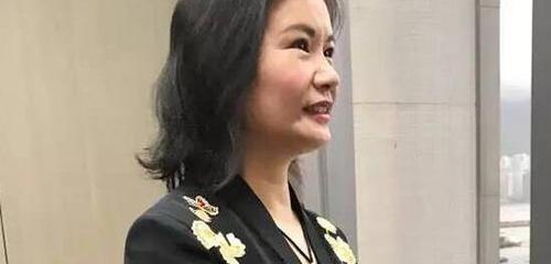 香港“新”女首富，相当于3个甘比，账上躺着1000亿，二婚嫁司机