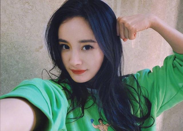 杨幂遇上刘诗诗，差一岁外表区别大，新年首刊大片，谁更漂亮？