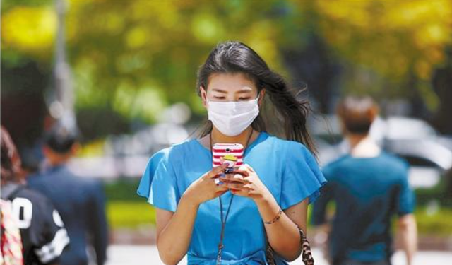 封面评论｜抵达东山看那月亮升起来 用几个小亮光送走2020年