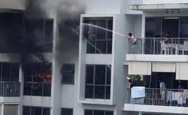 新加坡公寓突发大火，网友大赞：邻居救火的样子真帅
