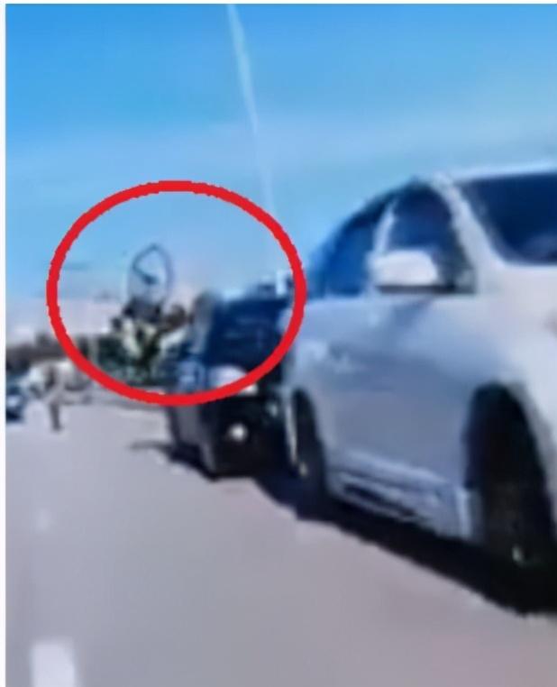 新加坡骑士一边骑车一边拍摄交通事故，结果悲剧二连奏