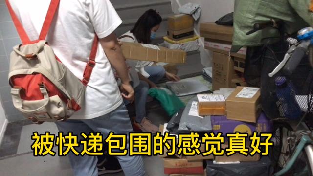 80后在新加坡打工，谁说在国外买不到中国货，海运快递拆到手软