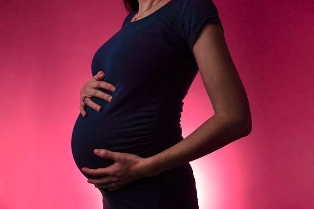 新加坡新冠确诊孕妇诞下男婴验出抗体，她还能哺乳吗？
