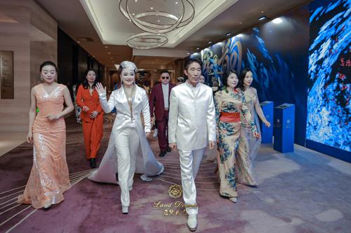 蓝黛丹尼盛宴：服装走向前台 健康产品融入青春生活