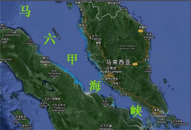 马六甲海峡那么长，为什么只有新加坡繁荣，马来和印尼却不行？