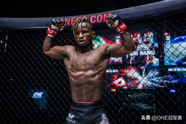 37秒高扫KO散打世界冠军！南非“小巨人”叫战冠军帕西奥