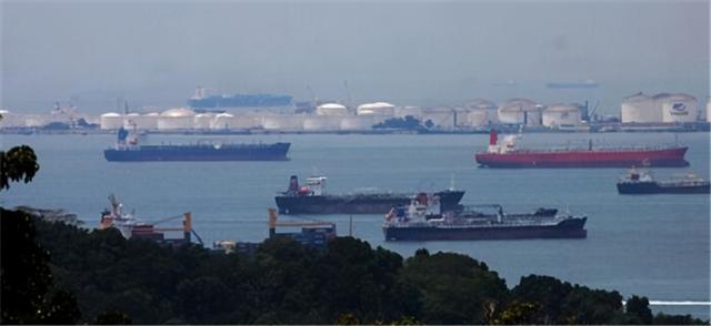 马六甲海峡那么长，为什么只有新加坡繁荣，马来和印尼却不行？