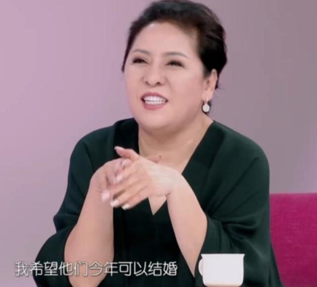 向佐郭碧婷女儿首次露脸，百日宴的背后：向佐还记得7段感情吗？